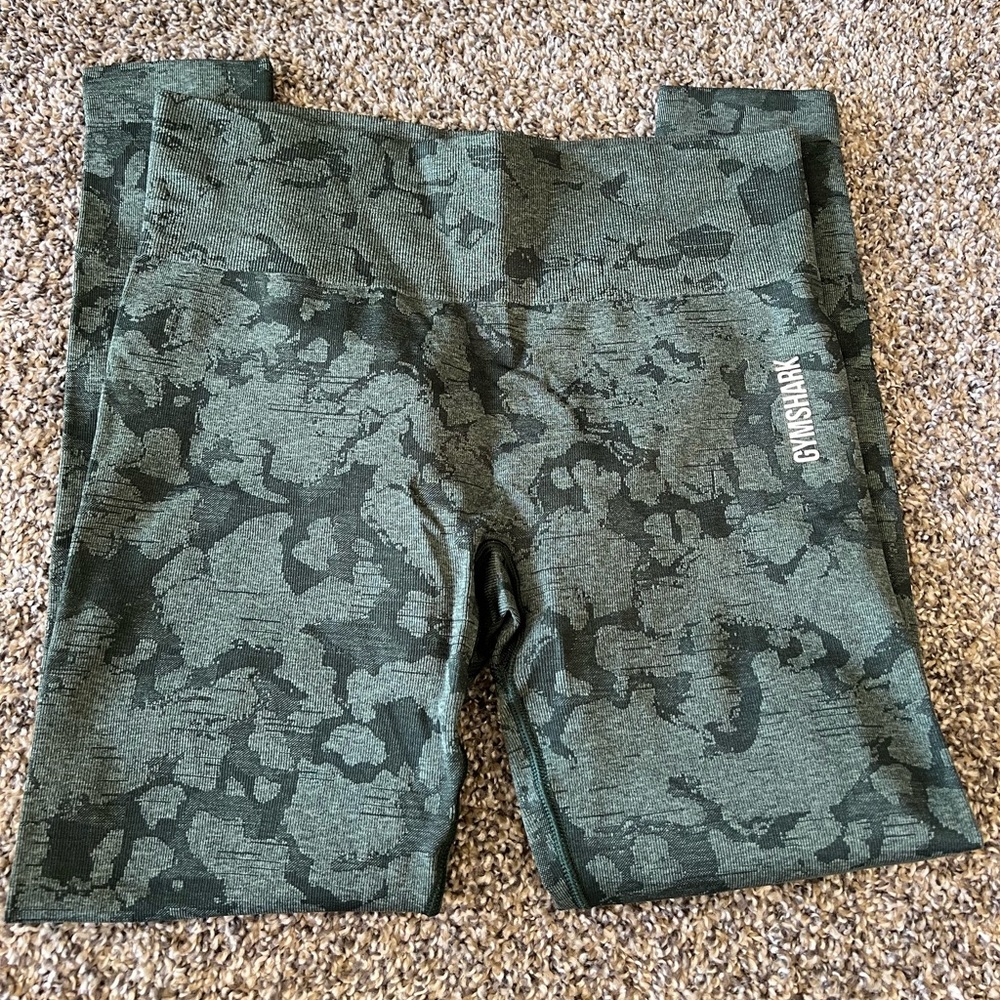 Gymshark leggings , camo teal medium! Lightly worn. Great condition !